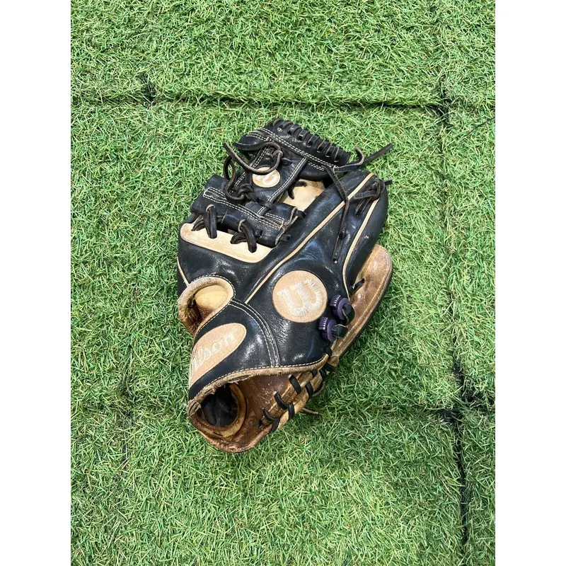 Wilson A2000 Right Hand Throw Infield Baseball Glove 11.5" (Used)