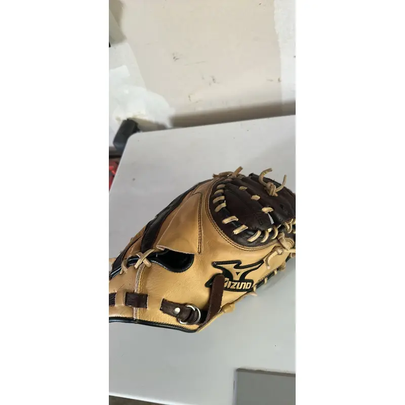 Mizuno RH Catcher's Baseball Glove 33" (Used)