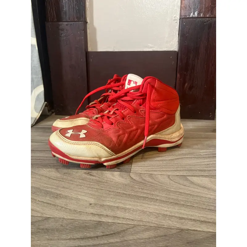 Under Armour Red Baseball Cleats sz 4.5 Youth