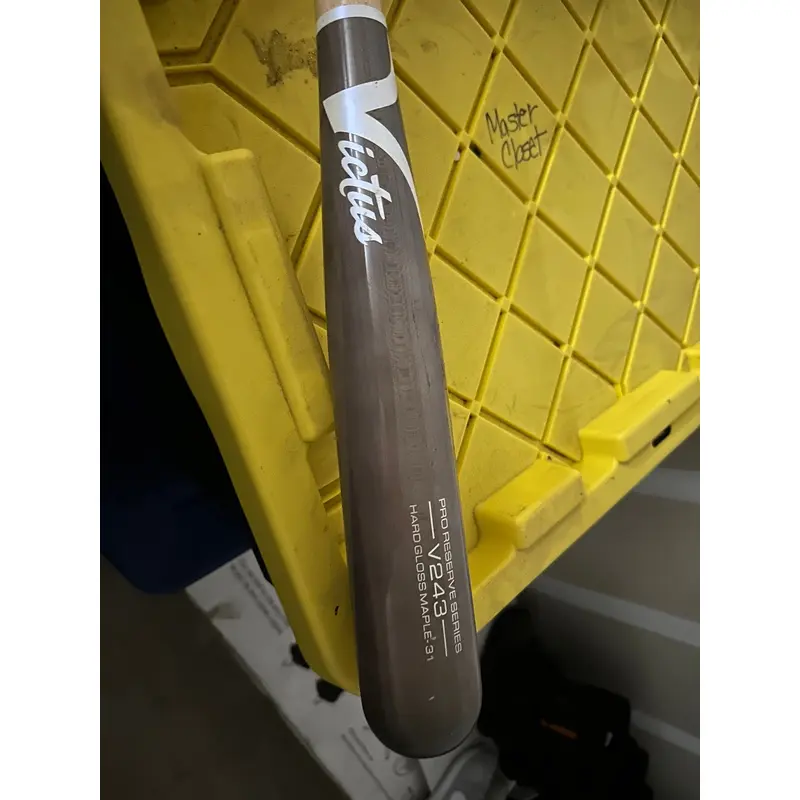 Victus V243 Maple Bat (-3) 28 oz 31" (Used)