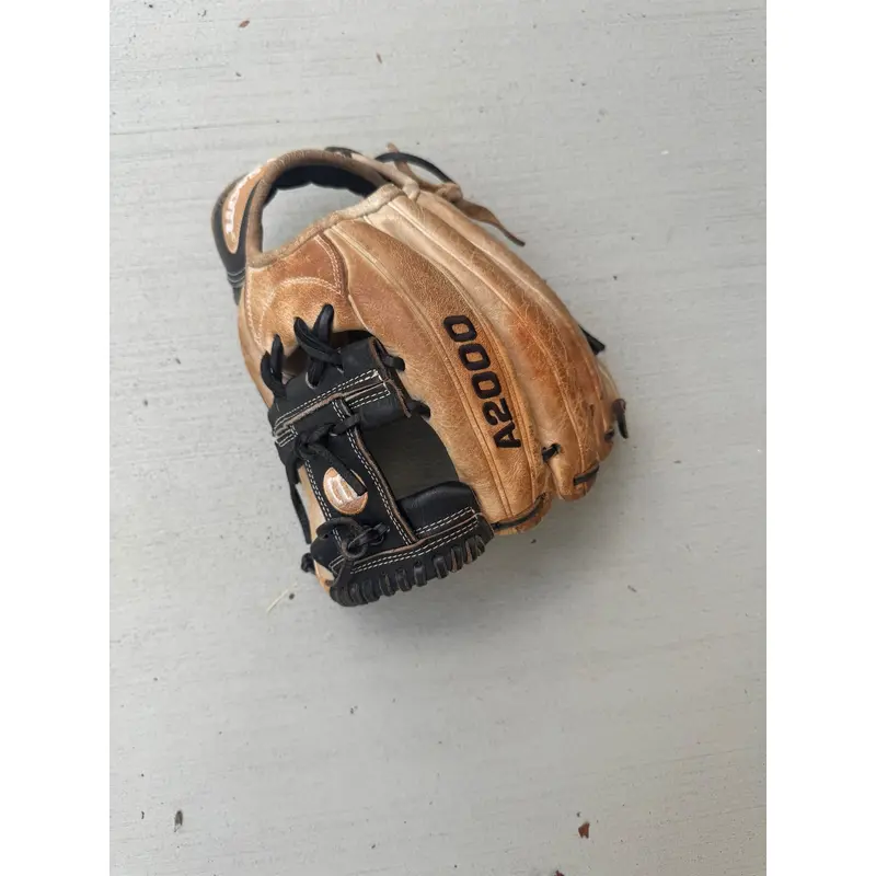 Wilson RH A2000 Baseball Glove 11.75" (Used)