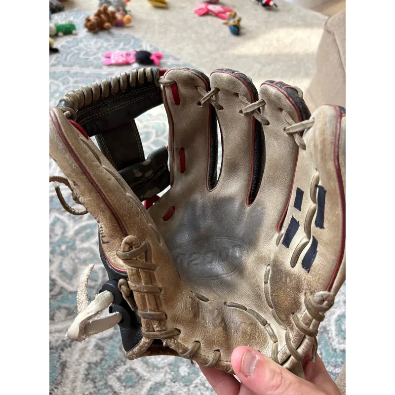 Wilson RH Infield A2000 Baseball Glove 11.5" (Used)