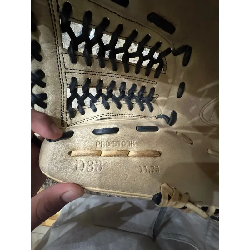 Wilson RH Infield A2000 Baseball Glove 11.75" (Used)