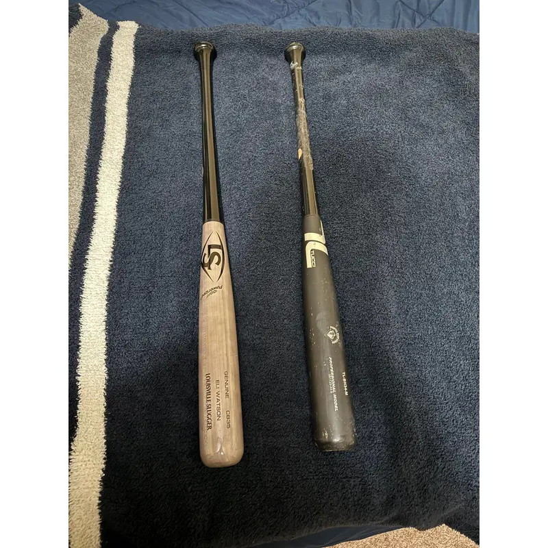 Louisville Slugger Bat  (-3) 30.5 oz 35.5" (Used)