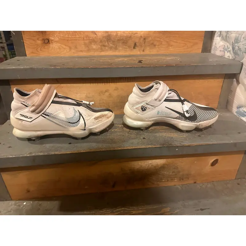 White Adult Metal Nike Force Zoom Trout 7