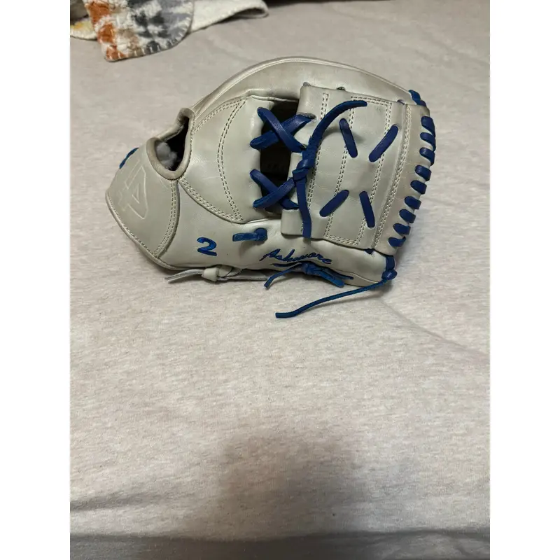 44 Pro Right Hand Throw Infield Signature Series 11.25" (Used)
