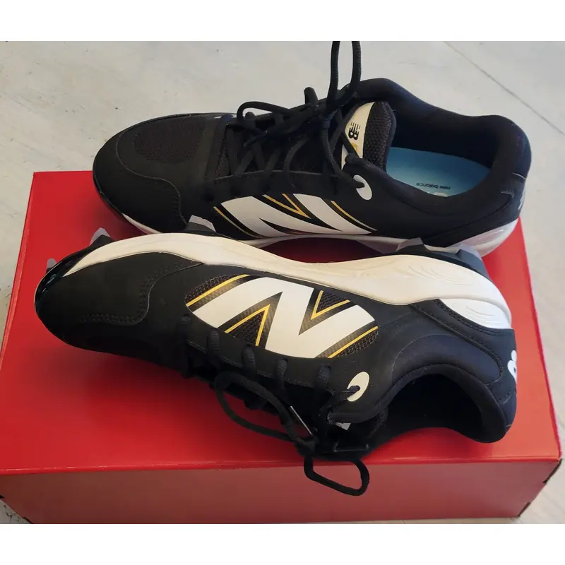 Black Men's Size M 10.5 (W 11.5) Adult New Balance Molded Cleats Cleats (New)