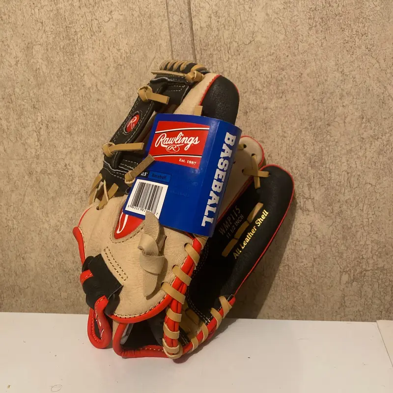 Rawlings RHT (Wear on left hand)  11 1/2" Youth Baseball Glove WMP115 - New