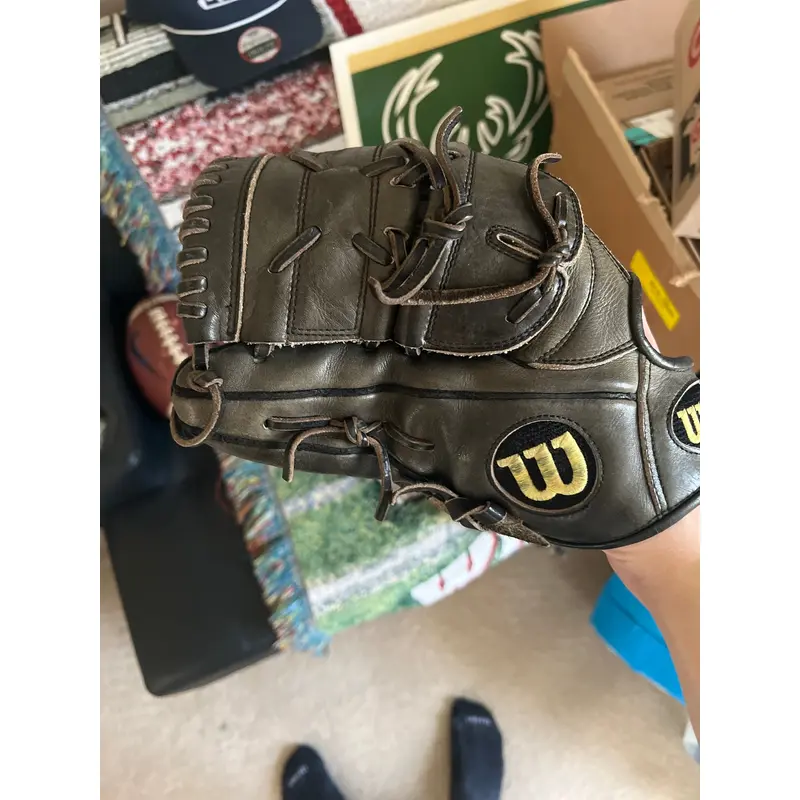 Wilson Left Hand Throw Pitcher's A2000 Baseball Glove 11.75" (Used)