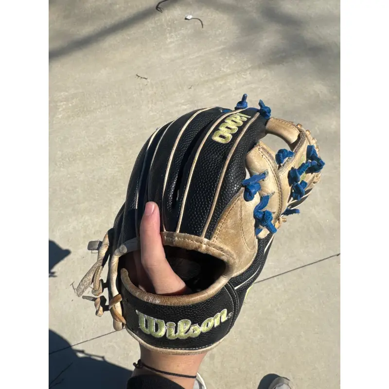 Wilson Right Hand Throw Infield A2000 11.75" (Used)