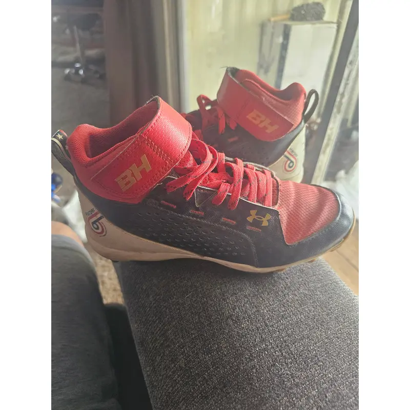 Kid's Youth Under Armour High Top Turf Cleats (Used)