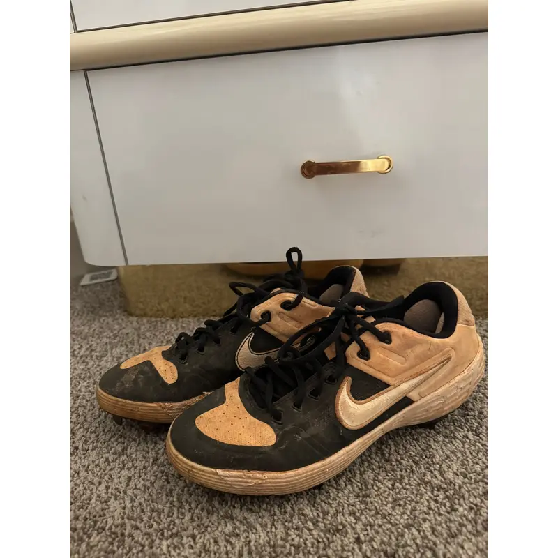 Men's Size M 8.5 (W 9.5) Nike (Used)