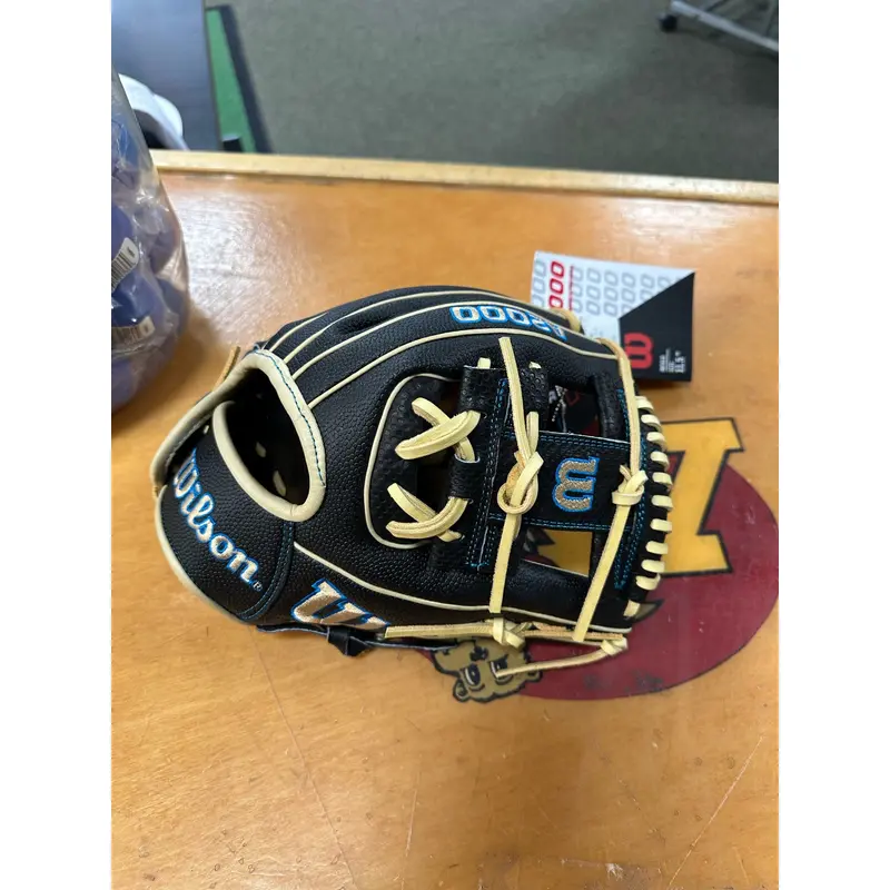 New 2023 Right Hand Throw Wilson Infield A2000 Baseball Glove 11.5"