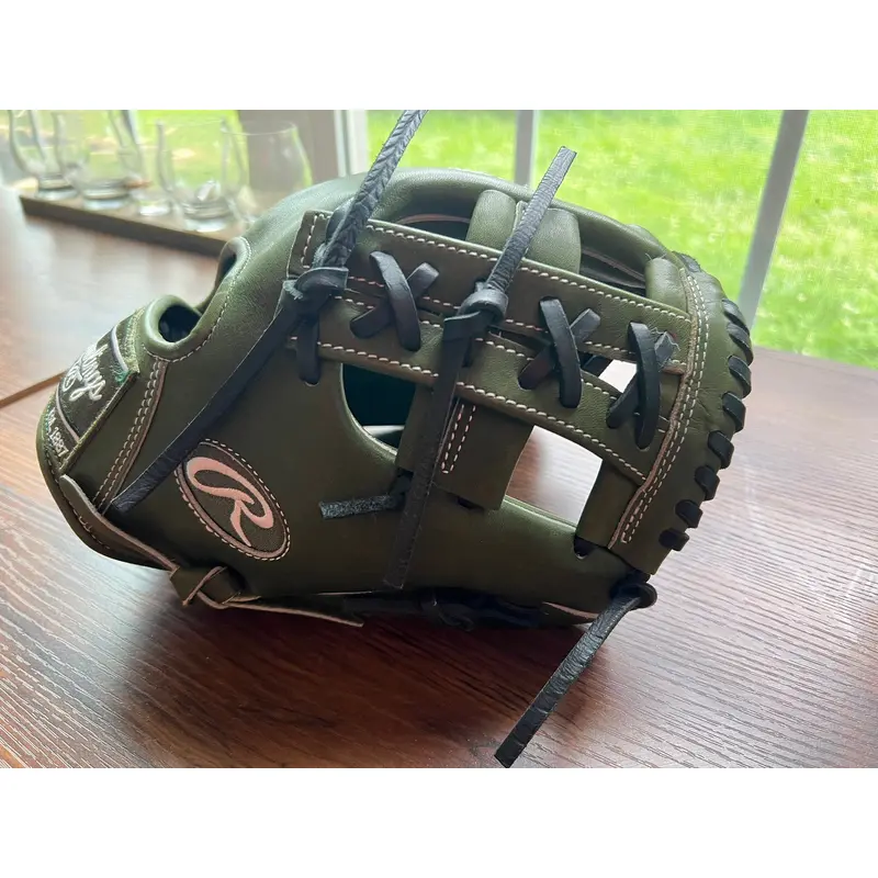 Rawlings Right Hand Throw Infield Heart of the Hide Baseball Glove 11.5" (Used)