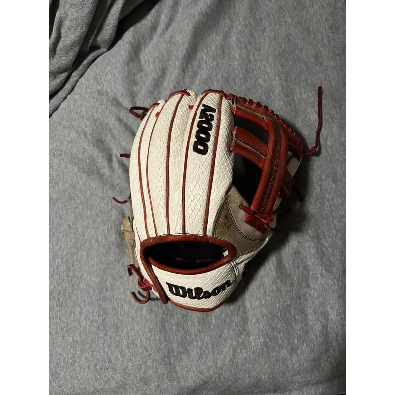 Wilson a2000 baseball glove