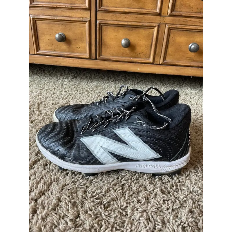New Balance Molded Baseball Cleats