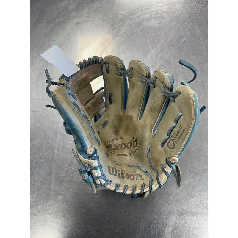 Wilson RH A2000 Baseball Glove 11.5" (Used)