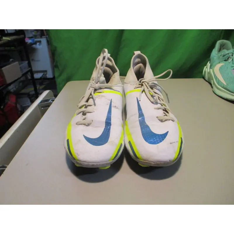 Used Nike Phantom Size Youth 5 Soccer Cleats