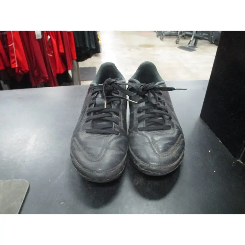 Used Nike Tiempo Size 6.5 Soccer Cleats