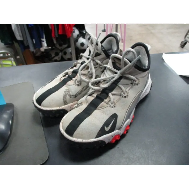 Used Nike Turf Shoes Size 2.5
