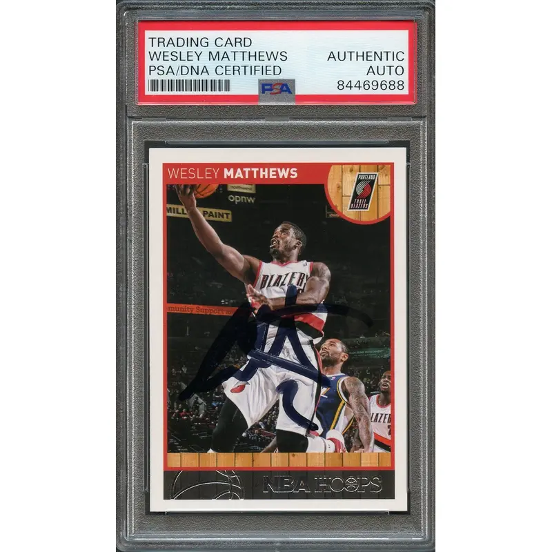 2013-14 NBA Hoops #146 Wesley Matthews Signed Card AUTO PSA Slabbed