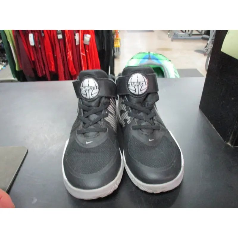 Used Nike Team Hustle Size Youth 2 Basketball Shoes